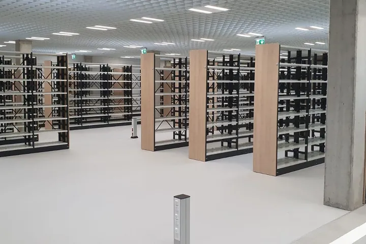 Modern bir iç mekânda kütüphane rafları